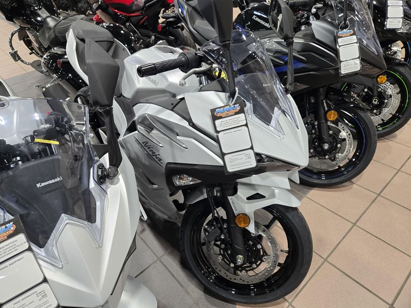 2025 Kawasaki NINJA 500 ABS METALLIC MATTE WHITISH SILVER AND METALLIC MOONDUST GRAYImage 1