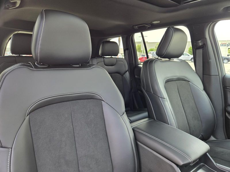 2025 Jeep Grand Cherokee Altitude photo 29