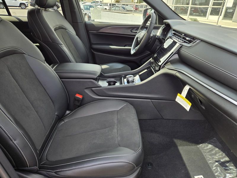2025 Jeep Grand Cherokee Altitude photo 30
