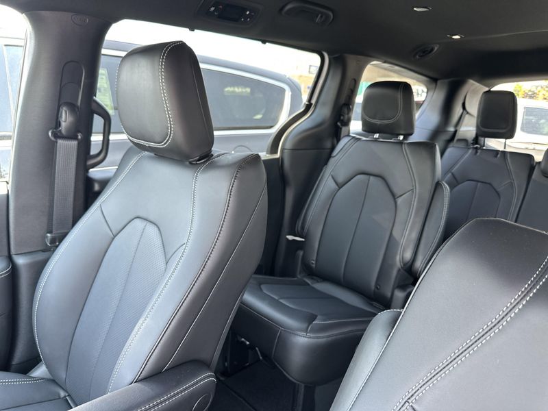 New 2025 Chrysler Pacifica SelectImage 25