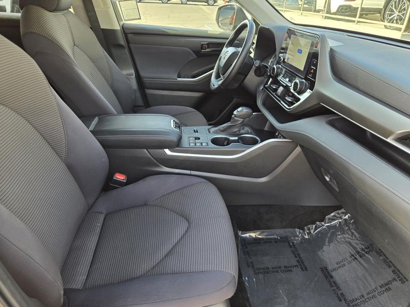 Used 2024 Toyota Highlander LE FWD (Natl)
