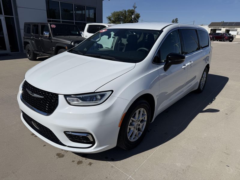Used 2024 Chrysler Pacifica Touring LImage 31