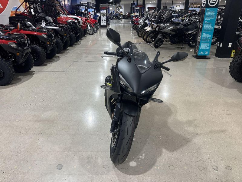 New 2026 Honda CBR650R E-CLUTCH Image 11