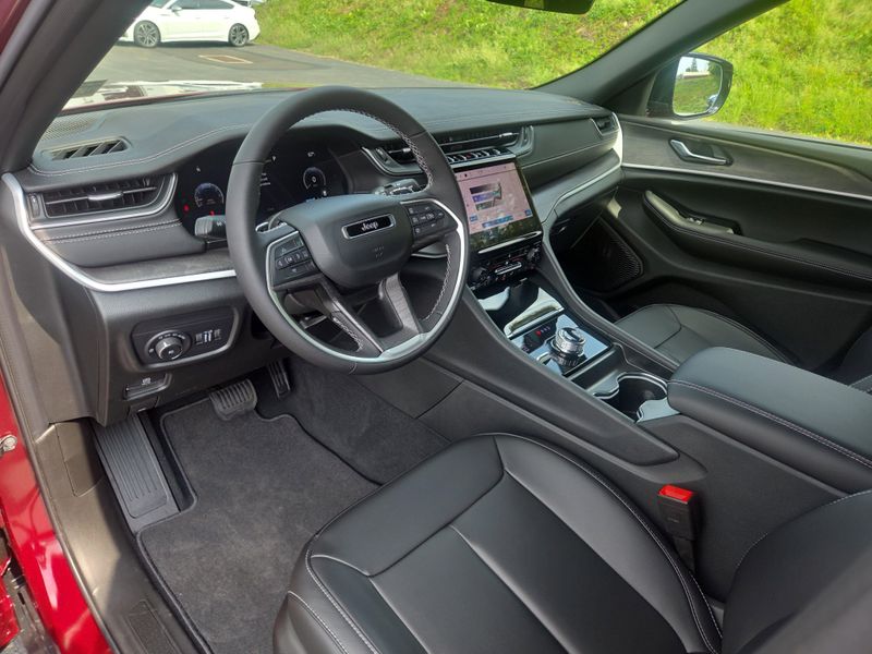 2025 Jeep Grand Cherokee Limited photo 7