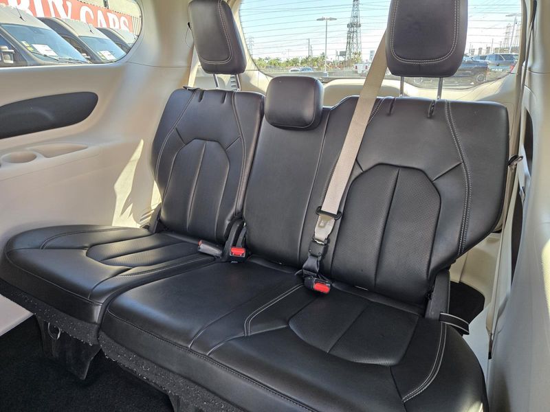 Used 2023 Chrysler Pacifica Touring L FWD