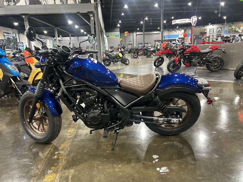 2025 Honda REBEL 500 ABS SE  in a PEARL BLUE exterior color. Del Amo Motorsports of Redondo Beach (424) 390-7811 delamomotorsports.com 