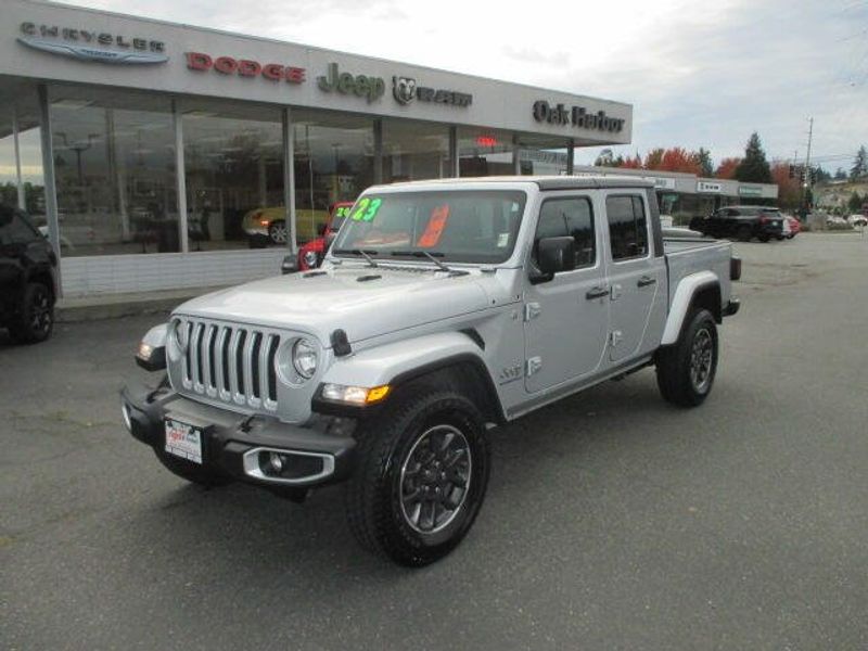 Used 2023 Jeep Gladiator OverlandImage 2