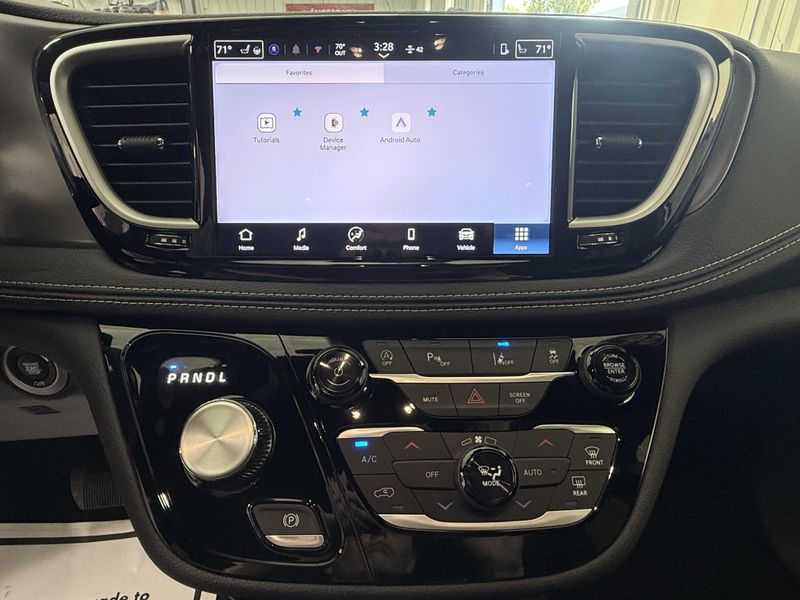New 2026 Chrysler Pacifica SelectImage 33