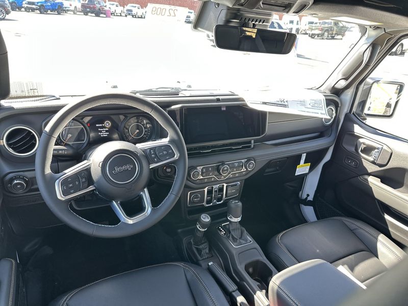 2025 Jeep Wrangler 4-door SaharaImage 18