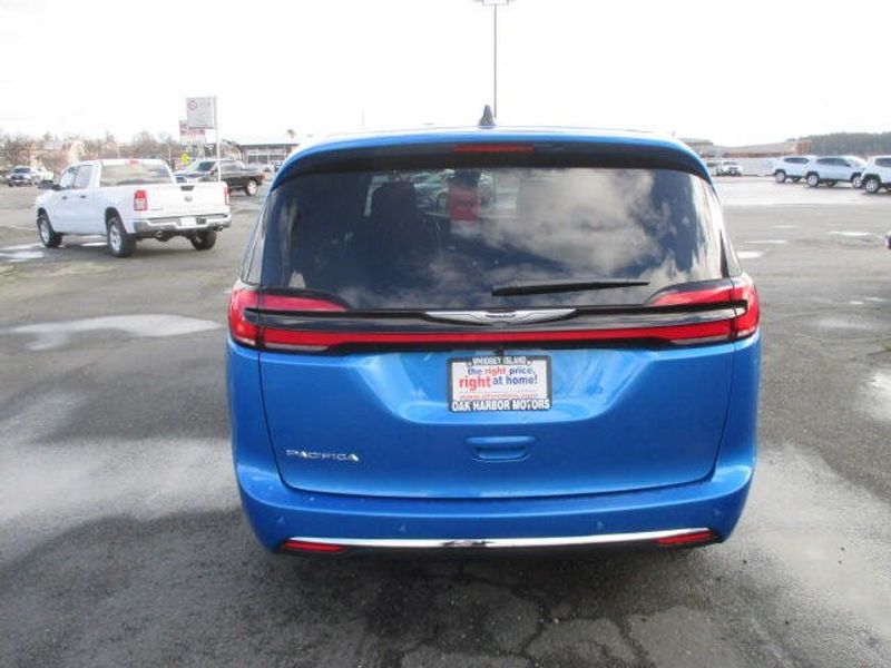 New 2026 Chrysler Pacifica SelectImage 8