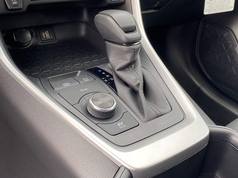 New 2025 Toyota RAV4 Hybrid LEImage 18
