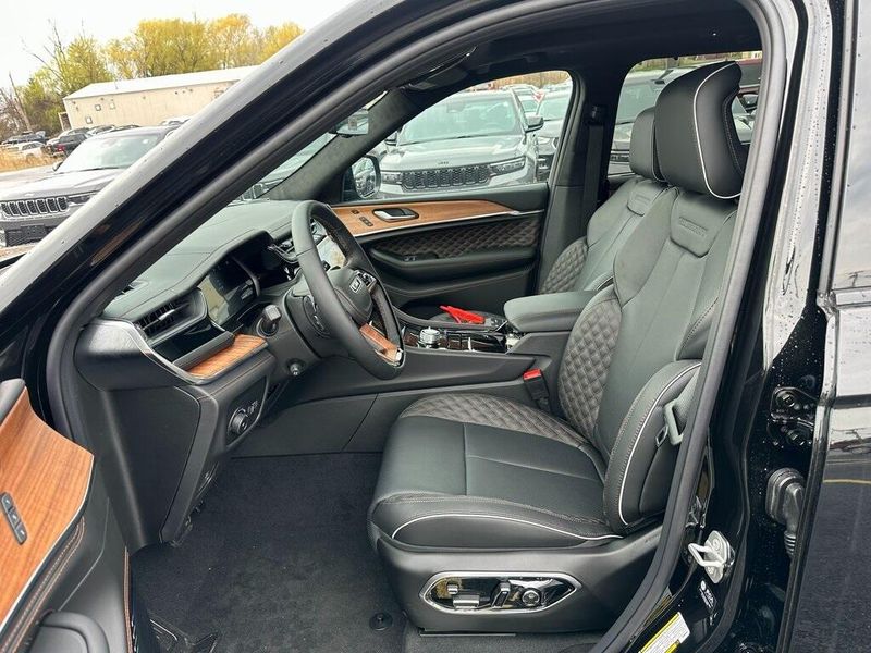 2025 Jeep Grand Cherokee Summit Reserve 4x4Image 12