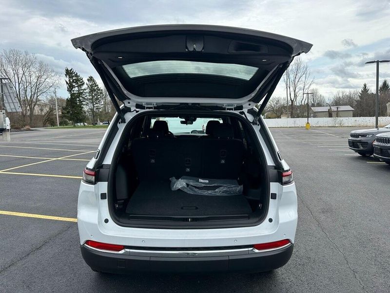 2025 Jeep Grand Cherokee Laredo X 4x4Image 11