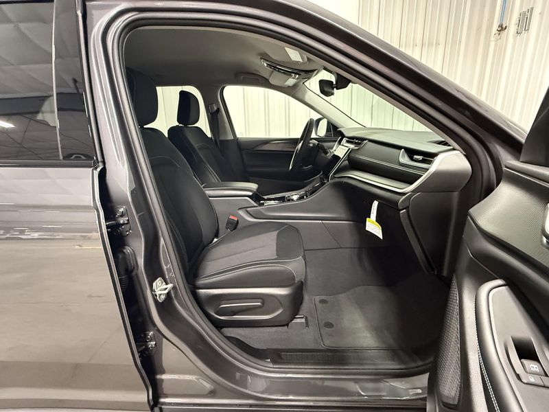 Used 2023 Jeep Grand Cherokee LaredoImage 14