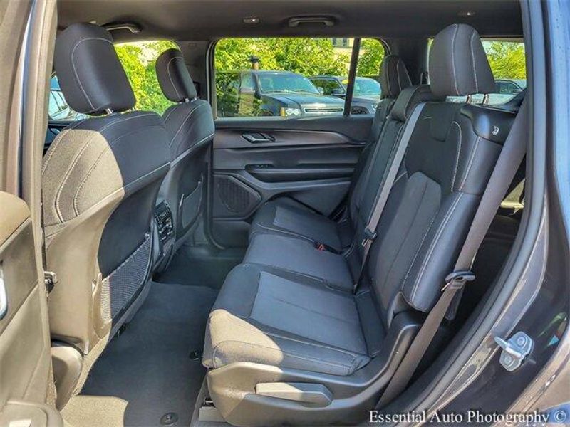 2024 Jeep Grand Cherokee Laredo photo 8
