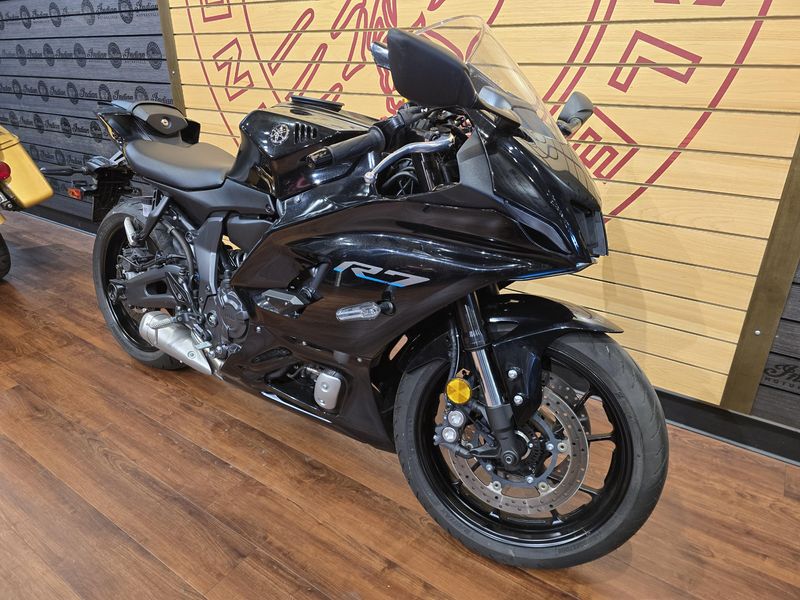 Used 2022 Yamaha YZF R7 Image 2
