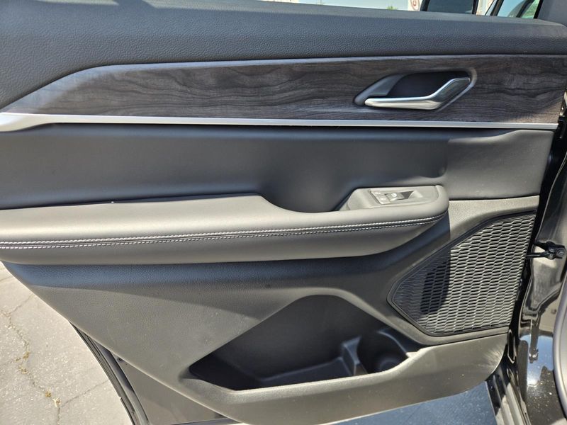 New 2026 Jeep Grand Cherokee L Laredo Altitude 4x4