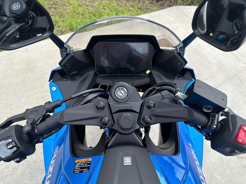 2025 Suzuki GSX-8R Image 4