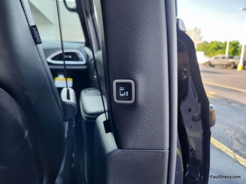 New 2027 Chrysler Pacifica Select
