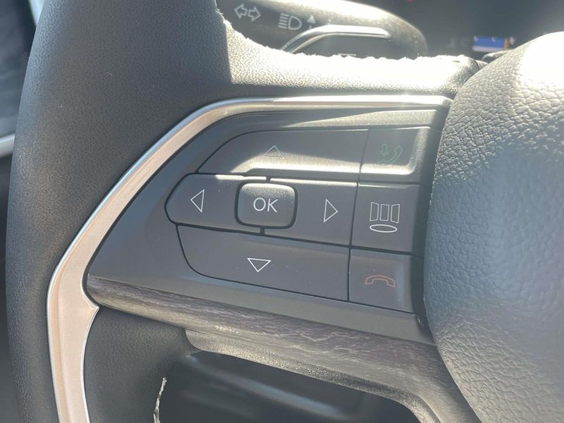 New 2026 Jeep Grand Cherokee Laredo Altitude 4x2