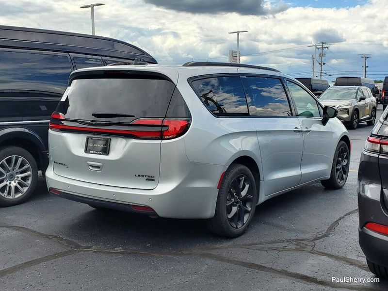 Used 2024 Chrysler Pacifica Limited S