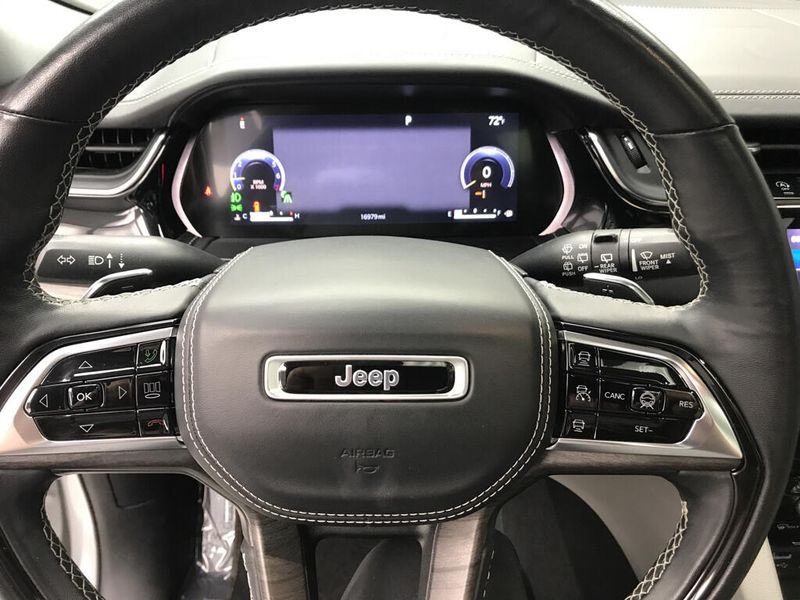 Used 2022 Jeep Grand Cherokee OverlandImage 11