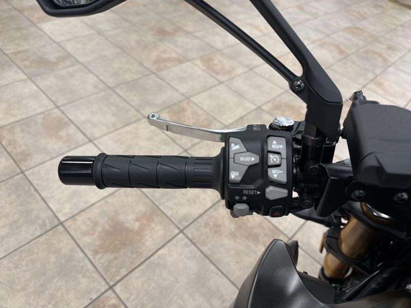 New 2026 Kawasaki Z1100 SE ABS Image 22