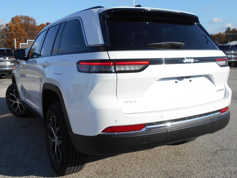 2025 Jeep Grand Cherokee Limited photo 3