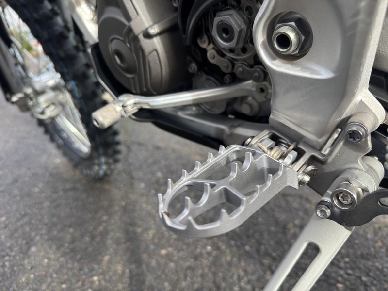 2026 Triumph TF 250 - C - JET BLACK - PURE WHITE 