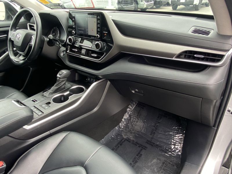2022 Toyota Highlander XLEImage 11