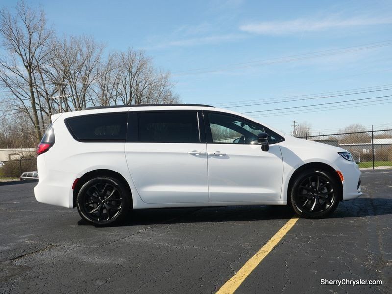 2024 Chrysler Pacifica Limited AwdImage 13
