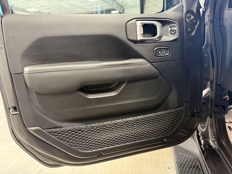 Used 2020 Jeep Gladiator OverlandImage 20