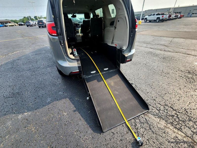 Used 2025 Chrysler Pacifica Select