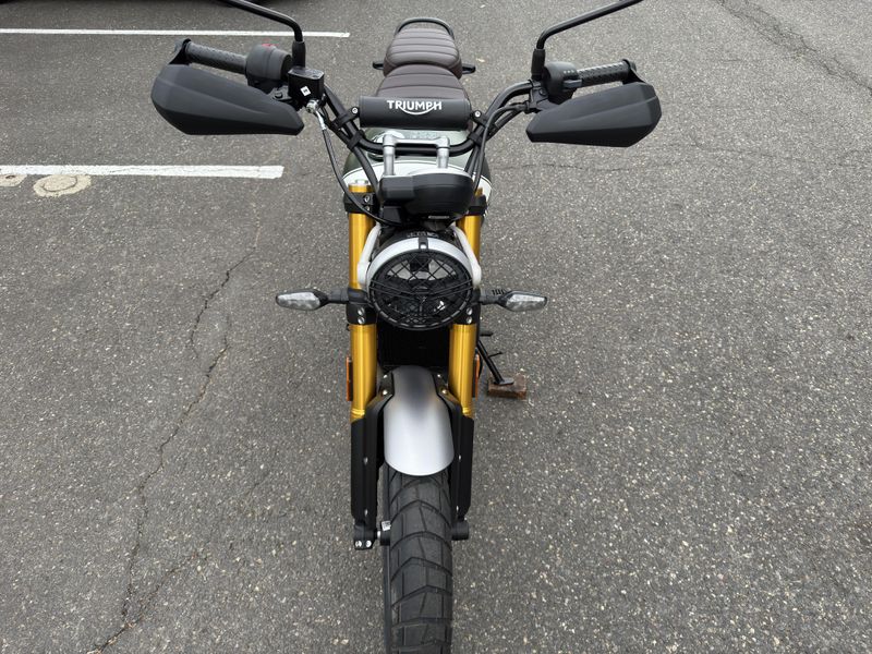 2025 Triumph SCRAMBLER 400 X - MATTE KHAKI GREEN - FUSION WHITE 