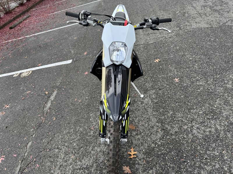 2026 Triumph TF250E - JET BLACK - PURE WHITE 