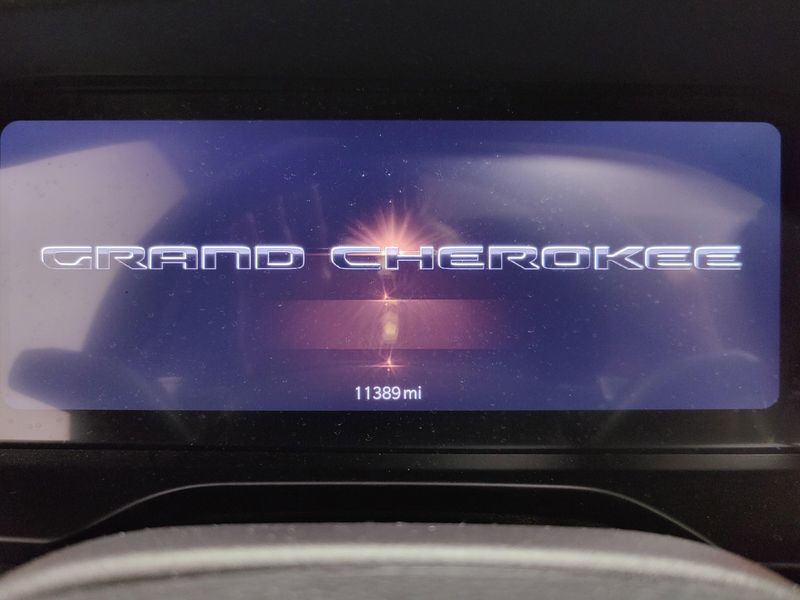 2024 Jeep Grand Cherokee Limited 4x4 w/Sunroof/Lux techImage 35