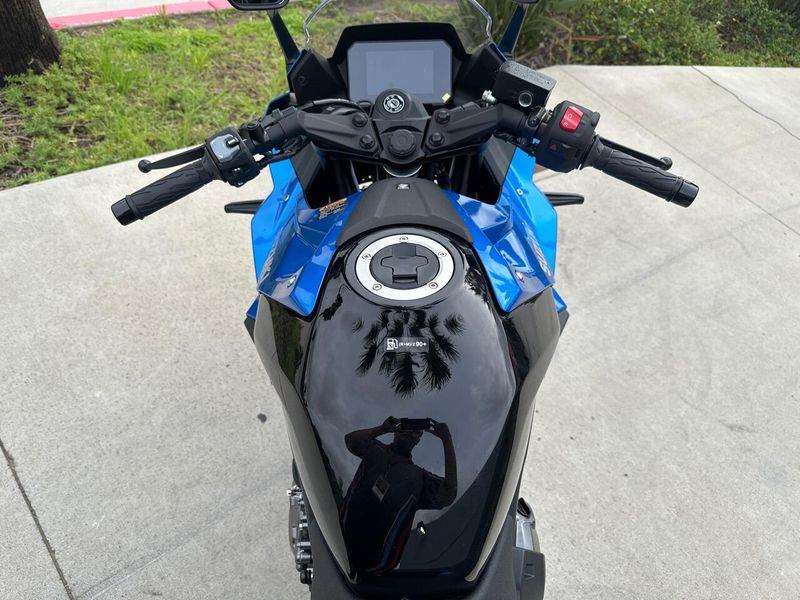 2025 Suzuki GSX-8R Image 6