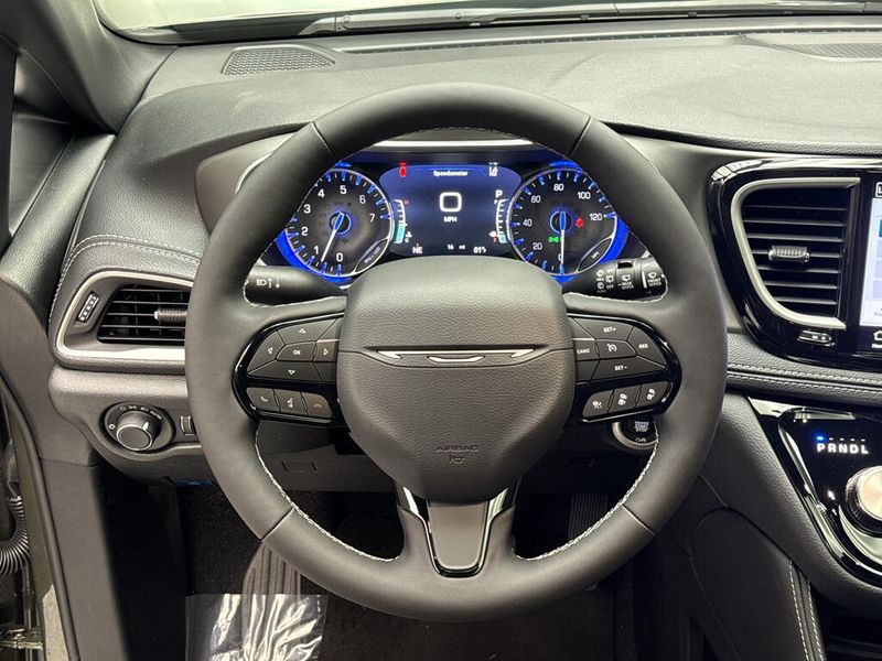 New 2027 Chrysler Pacifica Limited AwdImage 11