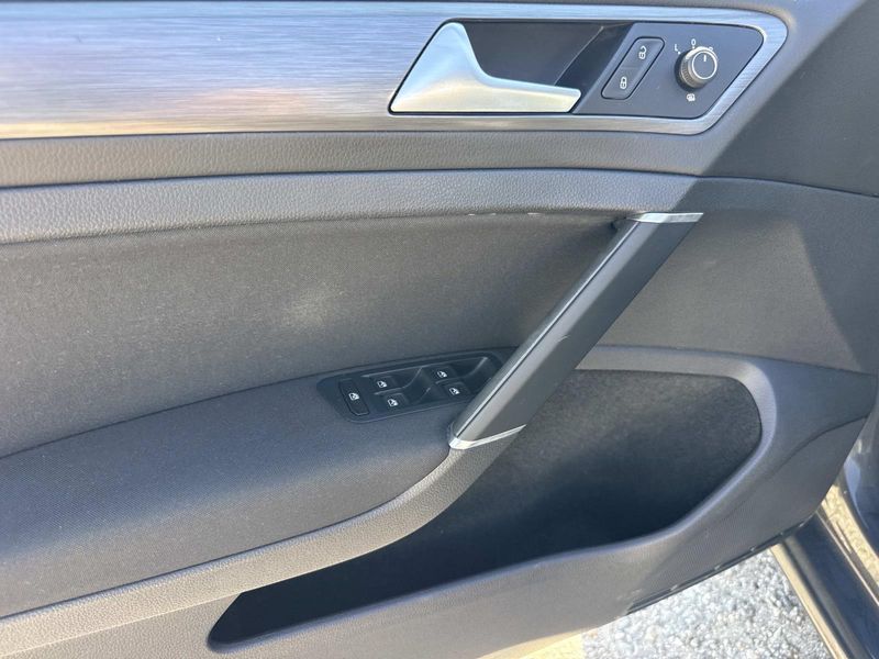 Used 2018 Volkswagen e-Golf 4-Door SE