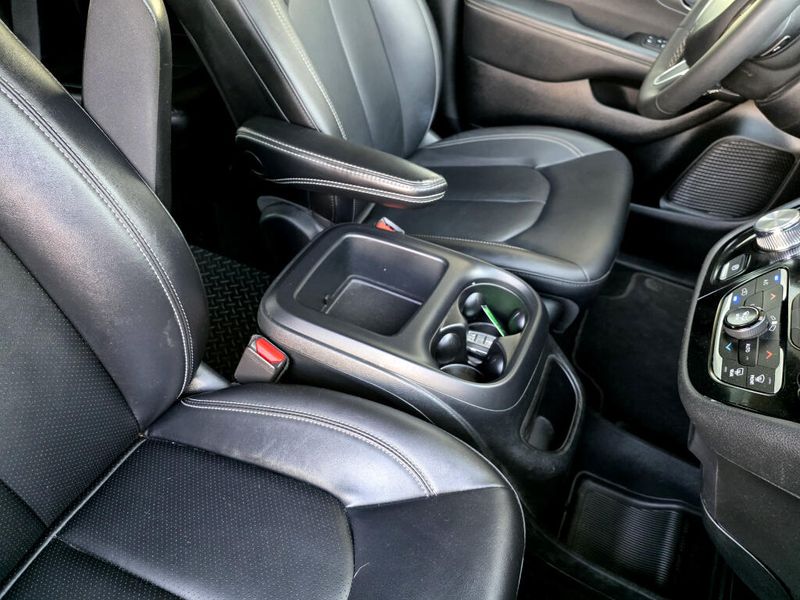 Used 2025 Chrysler Pacifica Select