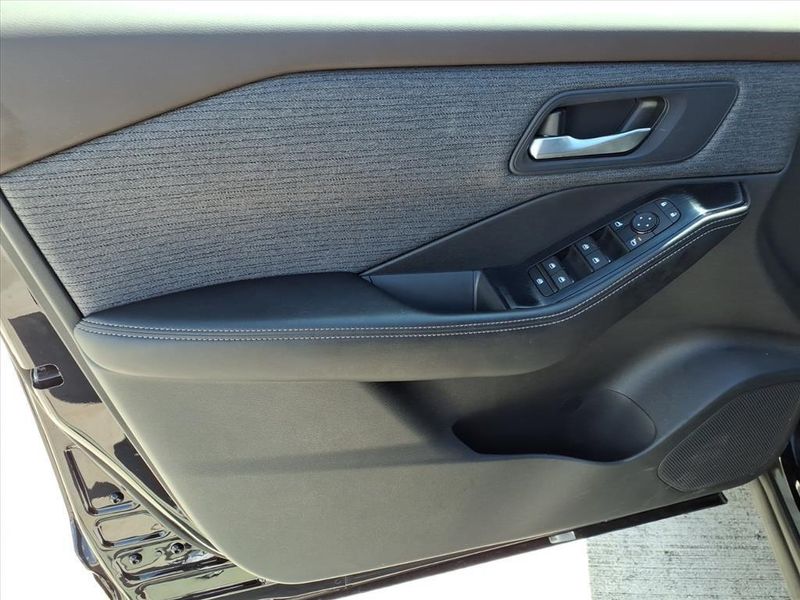 Used 2023 Nissan Rogue SVImage 17