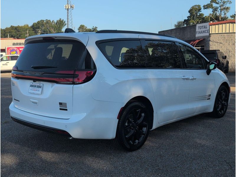 New 2027 Chrysler Pacifica SelectImage 5