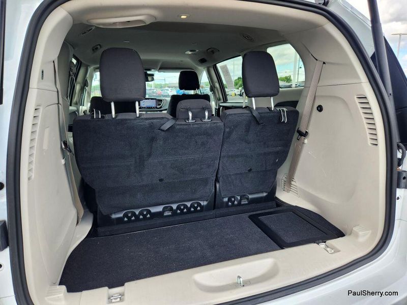 Used 2022 Chrysler Voyager LXImage 28