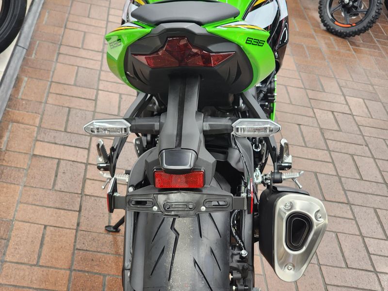 2025 Kawasaki Ninja ZX-6R Pearl Robotic White / Metallic