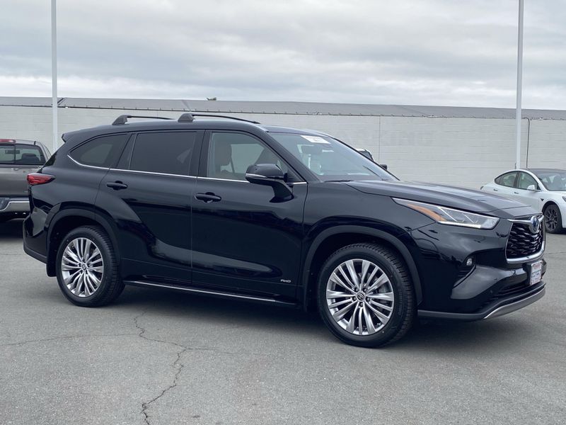 2022 Toyota Highlander PlatinumImage 2