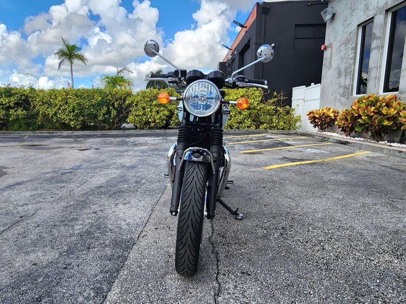 Used 2023 Triumph Bonneville Image 2