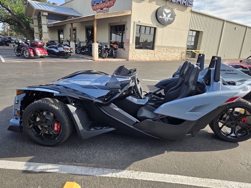 NEW 2026 POLARIS SLINGSHOT SIGNATURE EDITION AUTODRIVE Image 6