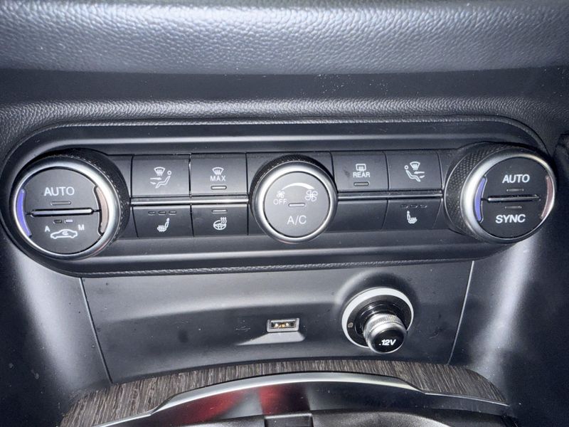 Used 2023 Alfa Romeo Stelvio Ti AWD w/Sunroof & NavImage 18