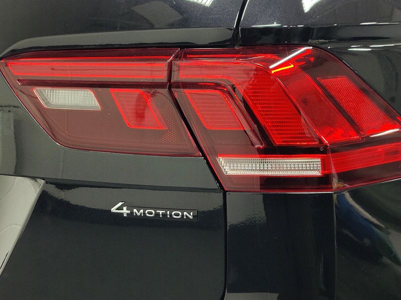 Used 2024 Volkswagen Tiguan SEL R-Line AWD w/Sunroof/NavImage 5