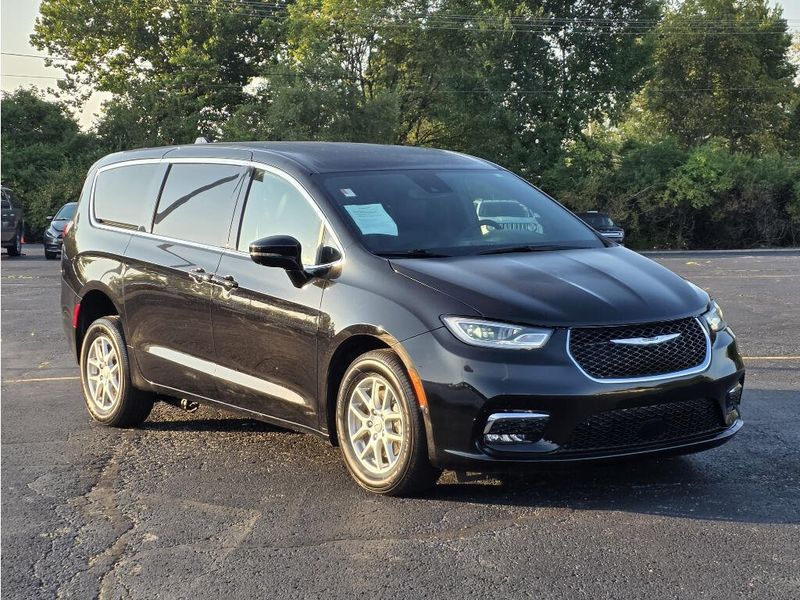 Used 2025 Chrysler Pacifica Select